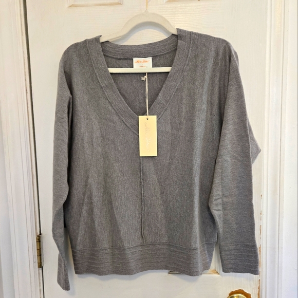 Allie Rose NWT V-Neck Gray Sweater Large - Picture 3 of 9
